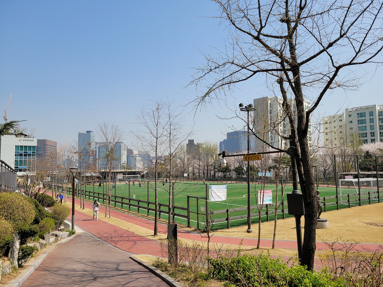 球队上轮失利后凝聚力有提升，湖人主场的小明.